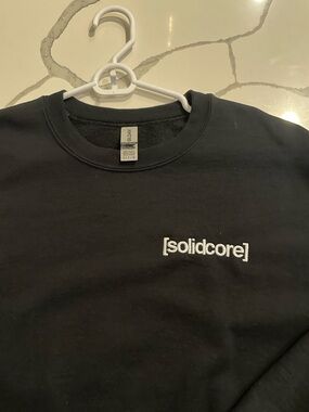 [solidcore] Black Crewneck Sweatshirt with Chest Logo